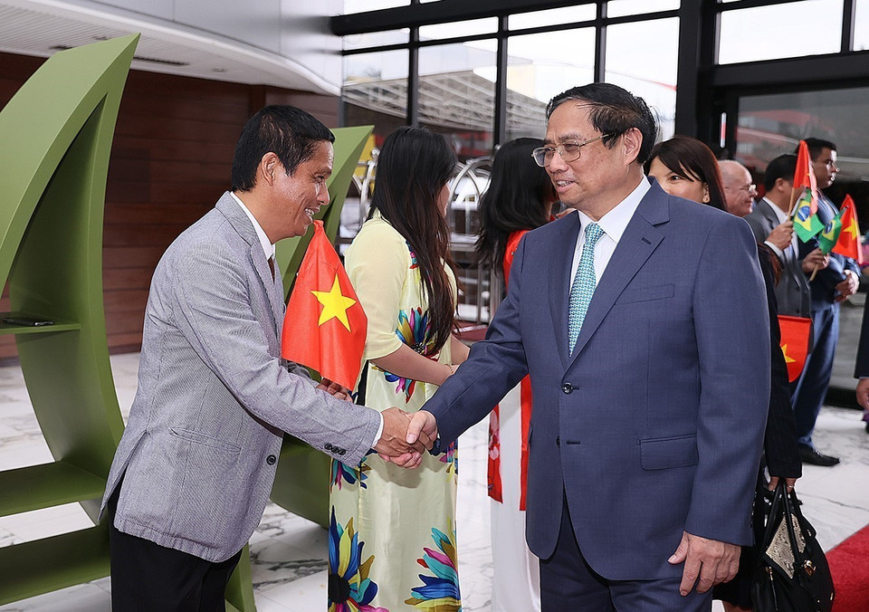 Cán bộ, nhân viên Đại sứ quán Việt Nam tại Brazil đón Thủ tướng tại Brasilia. (Ảnh: Dương Giang/TTXVN)