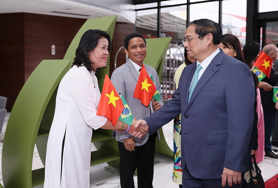 Cán bộ, nhân viên Đại sứ quán Việt Nam tại Brazil đón Thủ tướng. (Ảnh: Dương Giang/TTXVN)