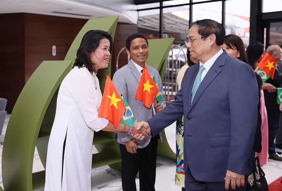 Cán bộ, nhân viên Đại sứ quán Việt Nam tại Brazil đón Thủ tướng. (Ảnh: Dương Giang/TTXVN)