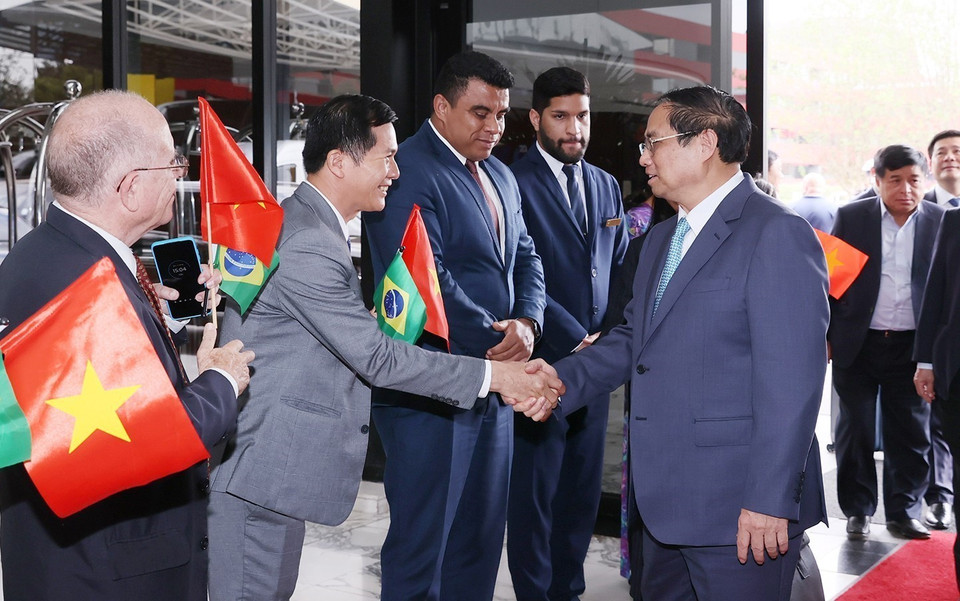 Cán bộ, nhân viên Đại sứ quán Việt Nam tại Brazil đón Thủ tướng Phạm Minh Chính. (Ảnh: Dương Giang/TTXVN)