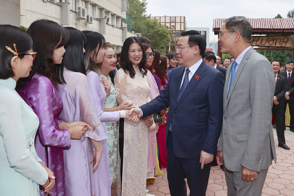 Chủ tịch Quốc hội Vương Đình Huệ với đại biểu. (Ảnh: Doãn Tấn/TTXVN)