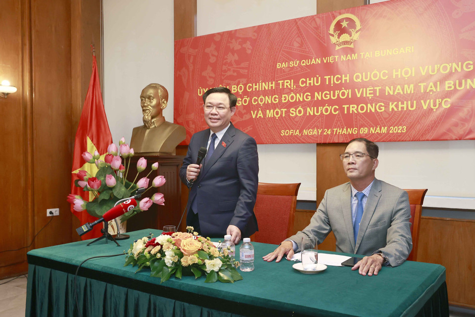 Chủ tịch Quốc hội Vương Đình Huệ phát biểu tại cuộc gặp gỡ cộng đồng người Việt Nam tại Bulgaria và một số nước trong khu vực. (Ảnh: Doãn Tấn/TTXVN)