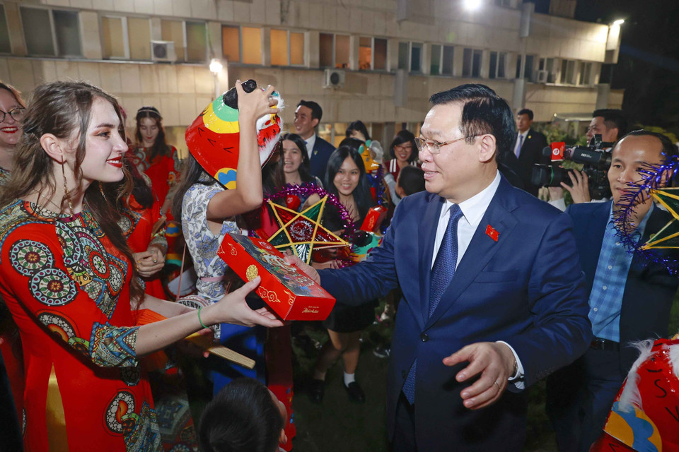 Chủ tịch Quốc hội trao quà Trung thu cho các cháu học sinh. (Ảnh: Doãn Tấn/TTXVN)