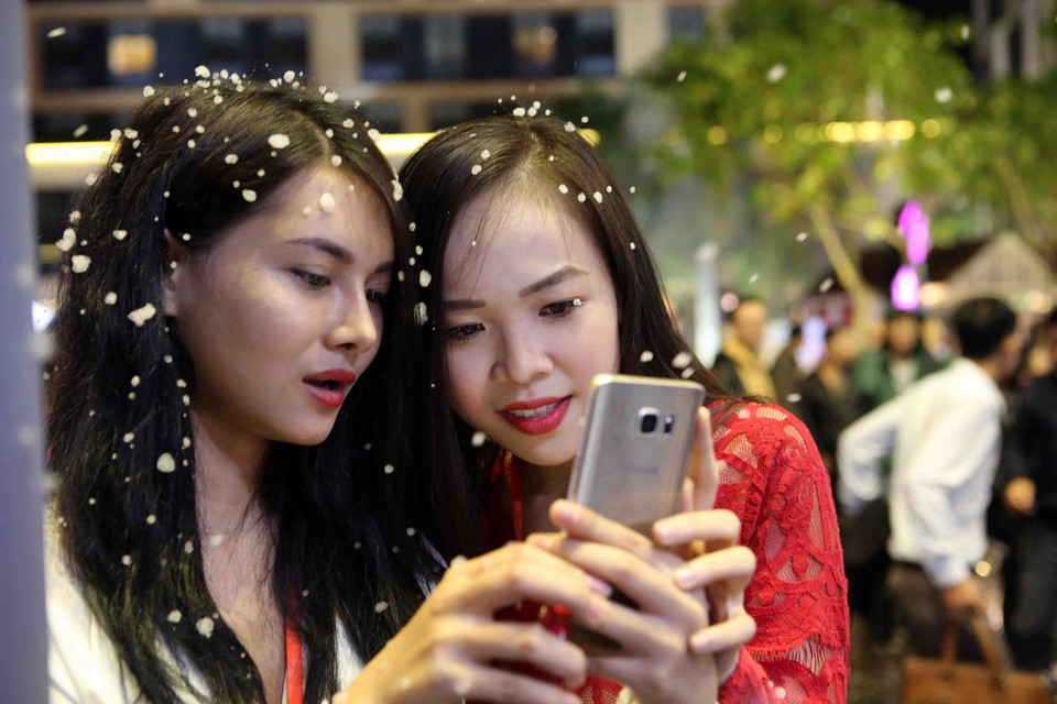 Những bông tuyết trắng muốt bám đầy trên tóc các thiếu nữ. (Ảnh: Trần Lê Lâm/Vietnam+)