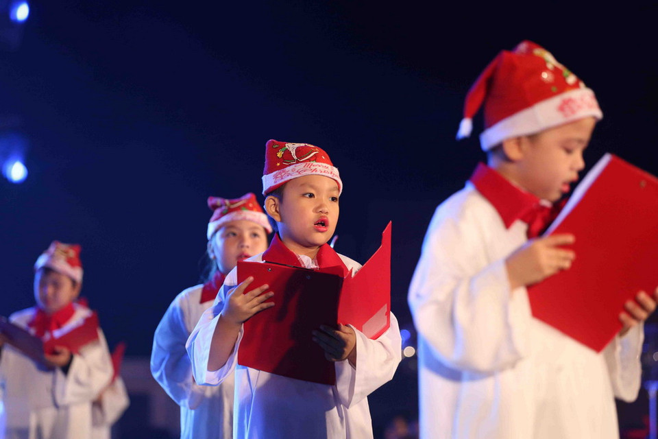 Dàn đồng ca thiếu nhi biểu diễn nghệ thuật phục vụ công chúng. (Ảnh: Trần Lê Lâm/Vietnam+)