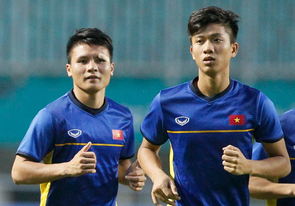 Tiền vệ Quang Hải (trái) vẫn chưa lành vết thương trên mặt trong trận tứ kết gặp Olympic Syria. (Ảnh: Hoàng Linh/TTXVN)