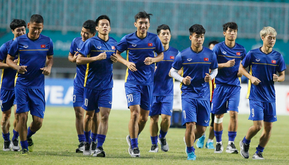 Nhóm cầu thủ đã thi đấu ở trận thắng Olympic Syria chỉ tập chạy nhẹ quanh sân. (Ảnh: Hoàng Linh/TTXVN)