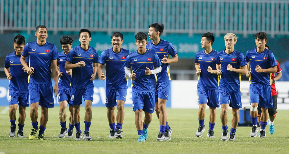 Chiều 28/8, đội tuyển Olympic Việt Nam đã có buổi tập luyện trên sân Pakansari (Bogor, Indonesia) để chuẩn bị cho trận đấu ở vòng bán kết, môn bóng đá nam ASIAD 2018 với Olympic Hàn Quốc. (Ảnh: Hoàng Linh/TTXVN)