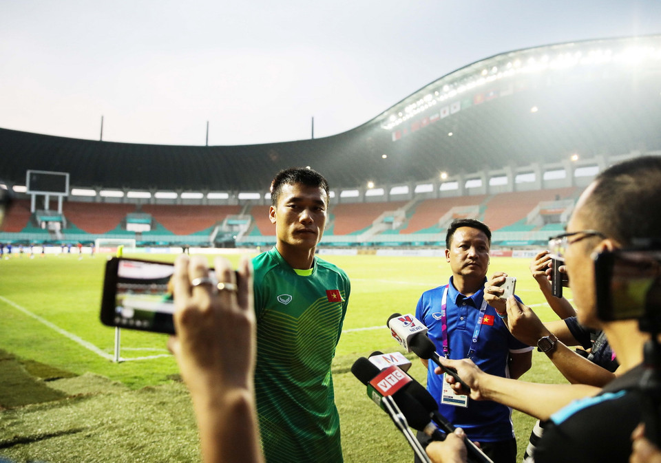 Thủ môn Bùi Tiến Dũng trả lời phỏng vấn của báo chí trước buổi tập. (Ảnh: Hoàng Linh/TTXVN)