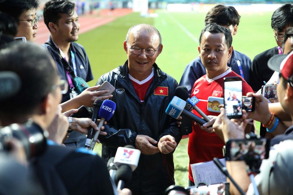 Huấn luyện viên Park Hang-seo trả lời phỏng vấn của báo chí trước buổi tập. (Ảnh: Hoàng Linh/TTXVN)
