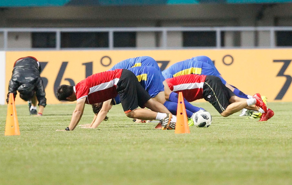 Các cầu thủ dự bị tập riêng với huấn luyện viên thể lực. (Ảnh: Hoàng Linh/TTXVN)