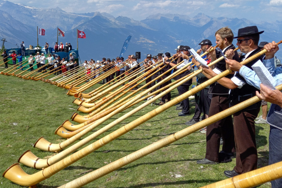 Ngày 23/7/2023, những ngọn núi cao trên dãy Alps ở Thụy Sĩ đã vang lên thanh âm của tiếng Alphorn, khi khoảng 100 nghệ sỹ trên thế giới cùng tề tựu về đây để tham dự Lễ hội Kèn sừng Quốc tế lần thứ 22. (Ảnh: AFP/TTXVN)