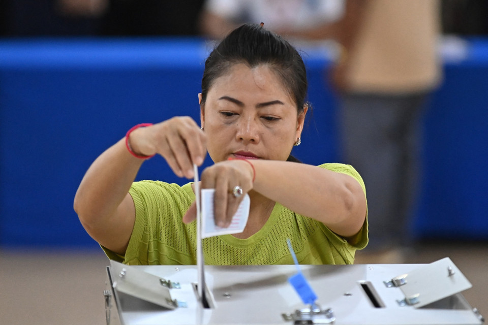 Cử tri bỏ phiếu bầu Quốc hội tại điểm bầu cử ở tỉnh Kandal (Campuchia) ngày 23/7/2023. (Ảnh: AFP/TTXVN)