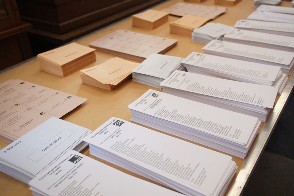 Các lá phiếu tại điểm bầu cử ở Madrid (Tây Ban Nha) ngày 23/7/2023. (Ảnh: THX/TTXVN)