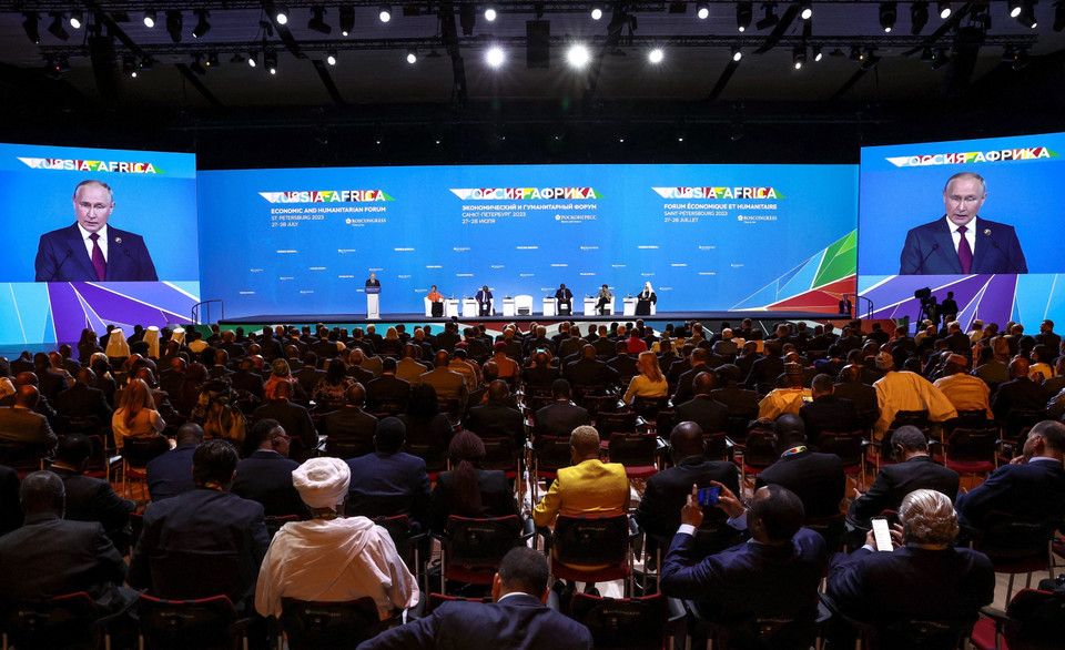 Trong bài phát biểu ngày 27/7/2023 tại phiên họp toàn thể của Hội nghị Thượng đỉnh Nga-châu Phi diễn ra ở St. Petersburg, Tổng thống Nga Vladimir Putin cho biết trong những tháng tới, nước này sẵn sàng cung cấp cho các nước châu Phi 25.000-50.000 tấn ngũ cốc. (Ảnh: AFP/TTXVN)