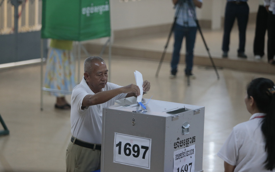 Cử tri bỏ phiếu bầu Quốc hội tại điểm bầu cử ở tỉnh Kandal (Campuchia) ngày 23/7/2023. (Ảnh: THX/TTXVN)