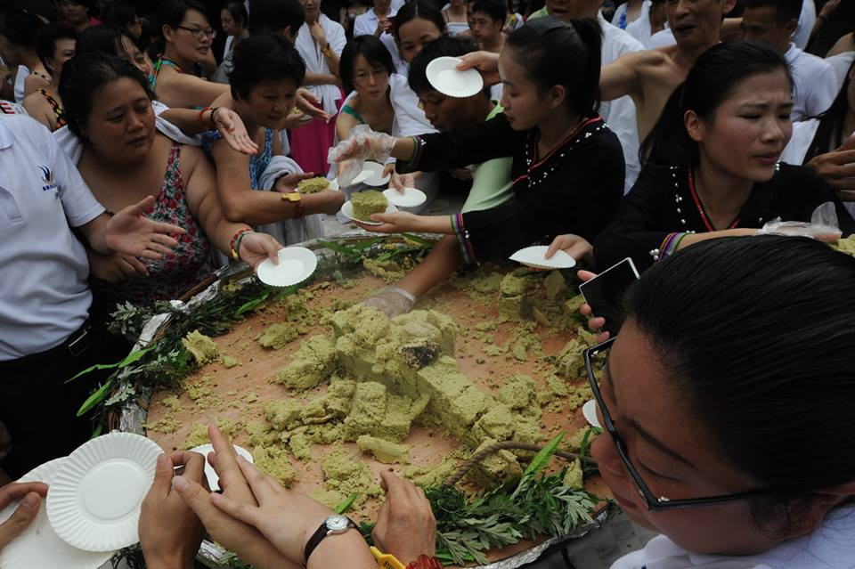 Chiếc bánh sau đó đã được phát miễn phí cho khách tham quan. (Nguồn: CCTVNews)