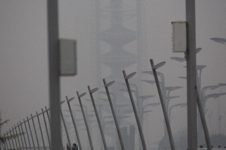 Mặc dù đã áp dụng nhiều biện áp để đối phó với tình trạng ô nhiễm không khí nhưng vấn đề này vẫn nhức nhối buộc người dân phải thay đổi sống quen với ô nhiễm. (Nguồn: AP)