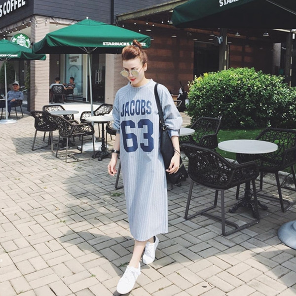 Yến Trang thu hút sự chú ý khi kết hợp đầm suông in số cùng sneakers trắng năng động, khỏe khoắn. 