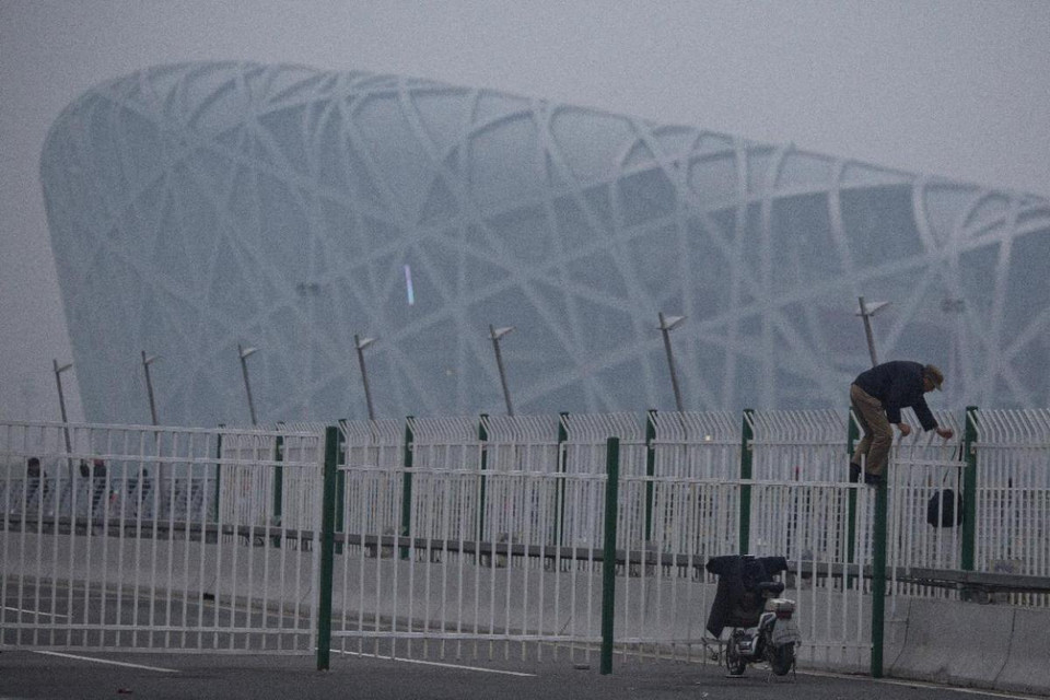 Mặc dù đã áp dụng nhiều biện áp để đối phó với tình trạng ô nhiễm không khí nhưng vấn đề này vẫn nhức nhối buộc người dân phải thay đổi sống quen với ô nhiễm. (Nguồn: AP)