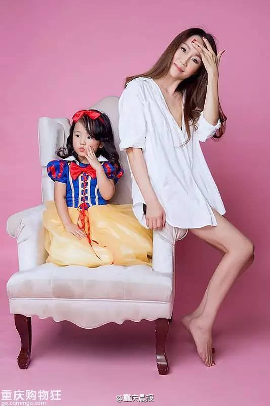 Bà Qin cho biết để sở hữu vẻ đẹp tuổi thanh xuân bà đã phải áp dụng một chế độ làm đẹp nghiêm ngặt như chăm sóc da mỗi buổi sáng, chỉ ăn nửa bát cơm và uống một ly vang đỏ vào buổi tối. (Nguồn: CCTVNews)