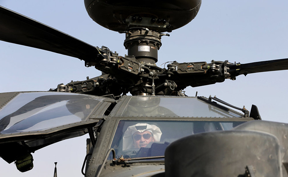 Một nhân viên đang kiểm tra trực thăng Apache tại buổi khai mạc của triển lãm. (Nguồn: Sputniknews)