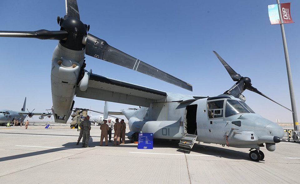 Những người lính đứng dưới bóng râm của máy bay Bell Boeing V-22 Osprey, máy bay trực thăng quân sự đa năng. (Nguồn: Sputniknews) 