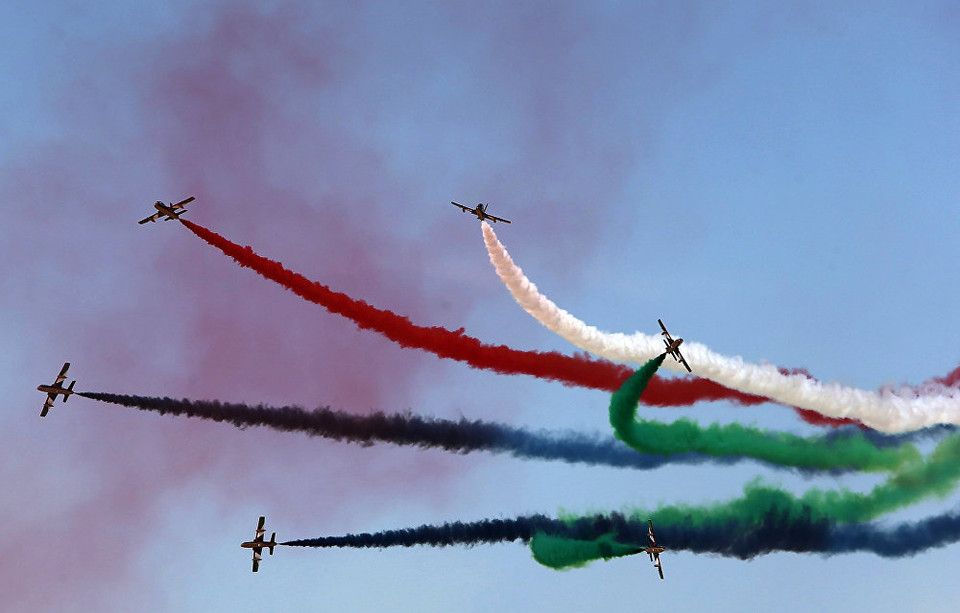 Đội máy bay Al-Fursan của Lực lượng hàng không của Các tiểu vương quốc Arab thống nhất trình diễn tại Triển lãm Hàng không Dubai 2015. (Nguồn: Sputniknews)