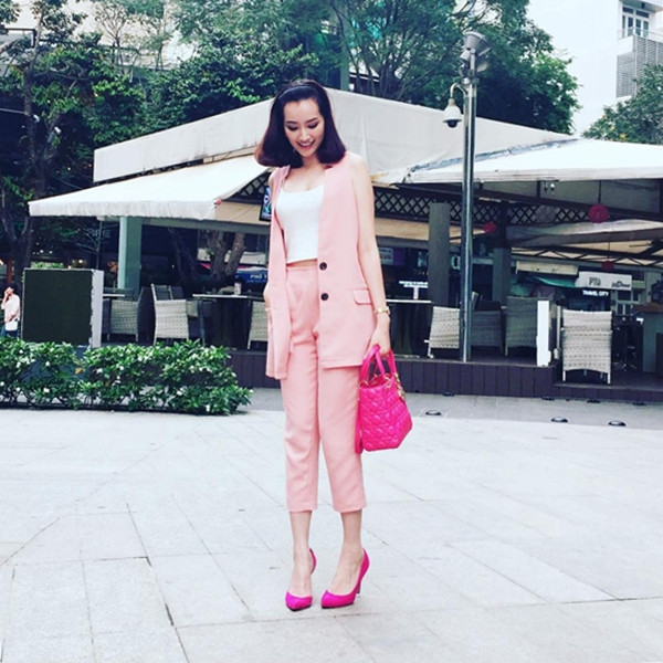 Trúc Diễm điệu đà với trang phục và phụ kiện mang sắc hồng ngọt ngào.