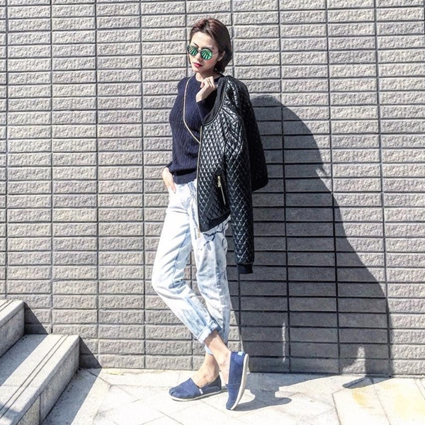 Ngày nắng ấm ấp, Tăng Thanh Hà diện áo len cổ tròn cùng quần jeans bụi phủi. Ngọc nữ màn ảnh Việt 'mix' trang phục cùng áo khoác da và giày xỏ Toms năng động.