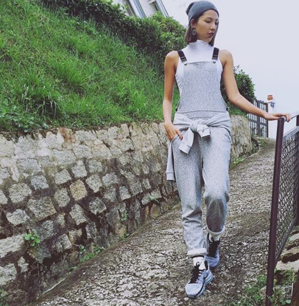 Minh Triệu 'chất lừ' với phong cách thể thao. Chân dài 'mix' áo cổ lọ với quần yếm cá tính cùng giày sneakers khỏe khoắn, mạnh mẽ.