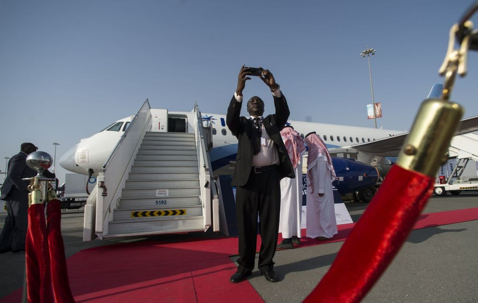 Khách tham quan buổi Triển lãm Hàng không Dubai 2015 gần máy bay Sukhoi Superjet 100. (Nguồn: Sputniknews)