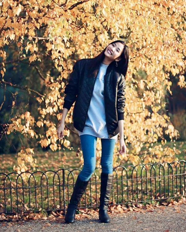 Hoàng Thùy 'phiêu' giữa khung cảnh đường phố London đẹp nên thơ trong mùa lá rụng. Quán quân Vietnam's Next Top Model phối áo nỉ và áo khoác da năng động, cùng với boots cao cổ để giữ ấm.