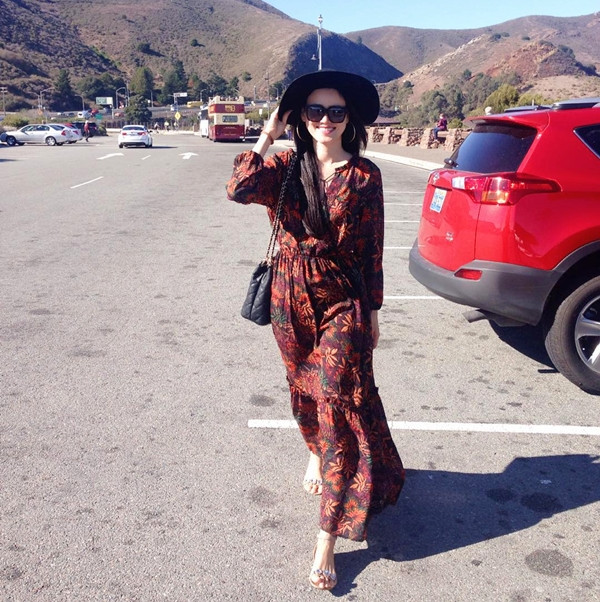 Tuyết Lan ghi điểm tuyệt đối khi diện đầm maxi hoa và mũ fedora cá tính trên đất Mỹ.