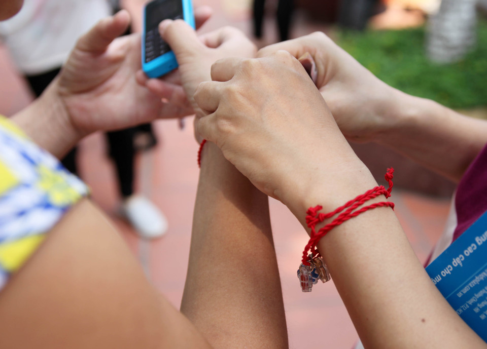 Với những ai không tới tham dự buổi lễ nhưng ước mong được nhận vòng cỏ 4 lá đã được trì chú có thể đăng ký với các cửa hàng của Kids Plaza trên toàn quốc để nhận được món quà ý nghĩa này. (Ảnh: Doãn Đức/Vietnam+)