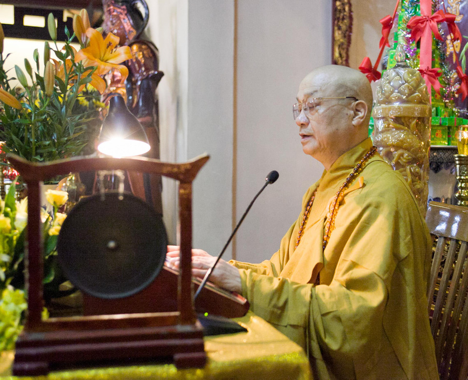 Nghi lễ được thực hiện dưới sự chủ trì của Hòa thượng Thích Thanh Nhã – Trụ trì chùa Trấn Quốc. (Ảnh: Doãn Đức/Vietnam+)