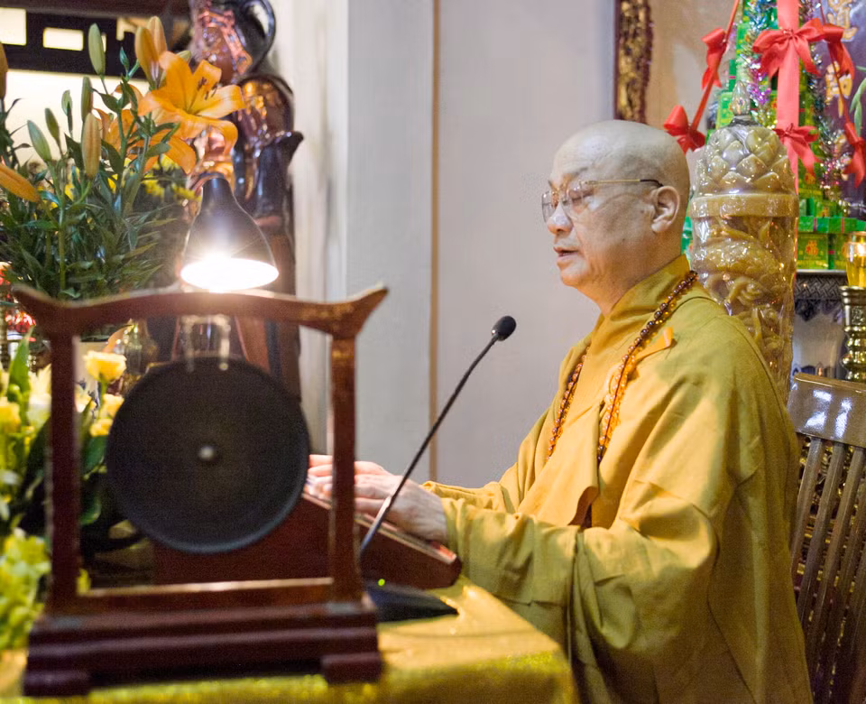 Nghi lễ được thực hiện dưới sự chủ trì của Hòa thượng Thích Thanh Nhã – Trụ trì chùa Trấn Quốc. (Ảnh: Doãn Đức/Vietnam+)