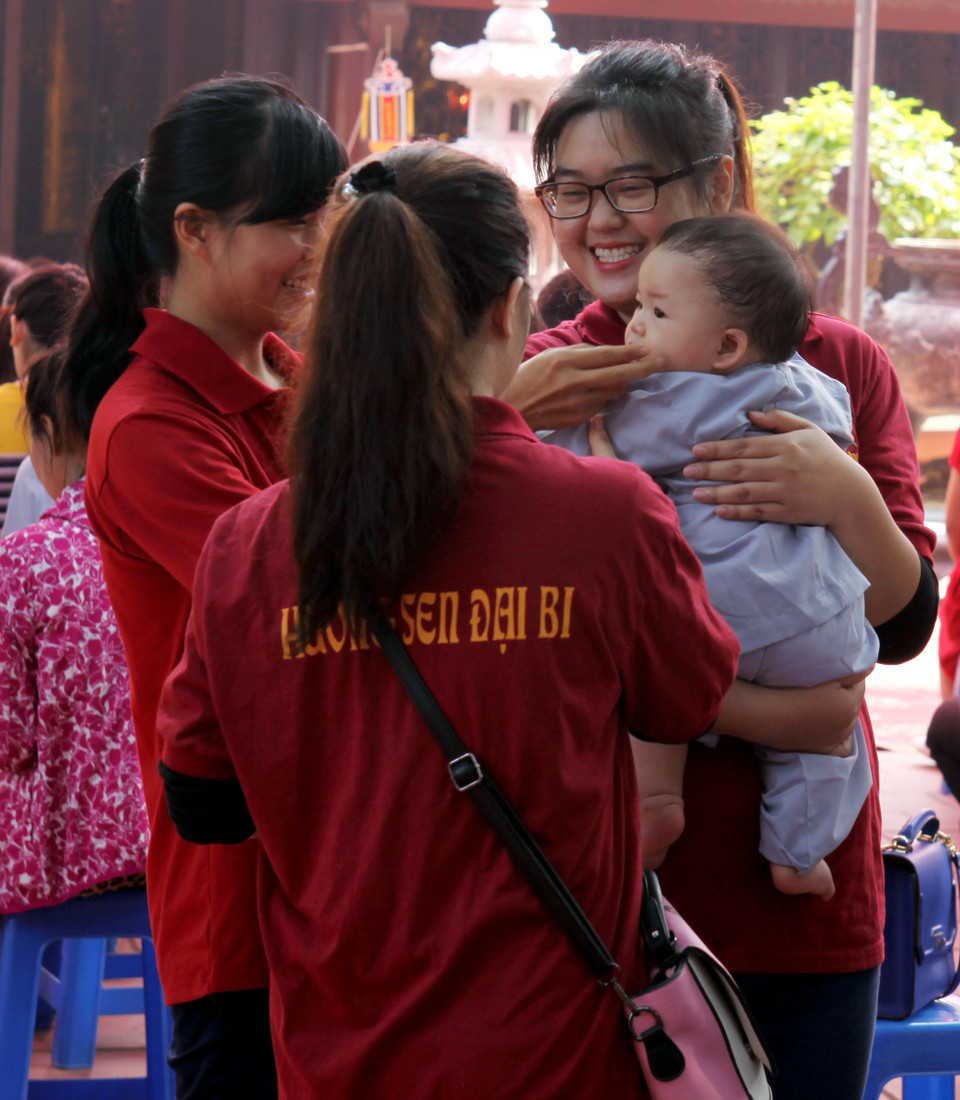 Con yêu được khỏe mạnh, bình an chính là ước muốn lớn nhất của tất cả những người làm cha mẹ. (Ảnh: Doãn Đức/Vietnam+)