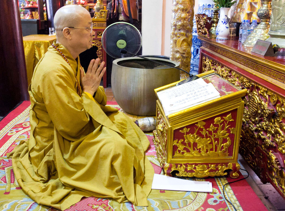 Đặc biệt trong buổi lễ, Hòa thượng Thích Thanh Nhã còn trì chú những ước nguyện tốt đẹp, cầu bình an, sức khỏe vào vòng đeo cỏ 4 lá và trao tặng món quà này tới tất cả những người tham dự buổi lễ. (Ảnh: Doãn Đức/Vietnam+)