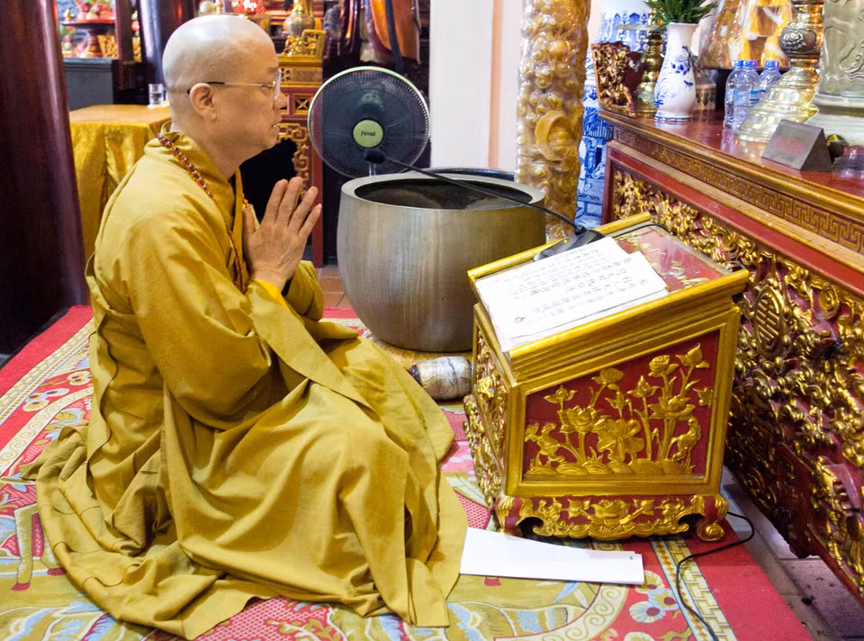 Đặc biệt trong buổi lễ, Hòa thượng Thích Thanh Nhã còn trì chú những ước nguyện tốt đẹp, cầu bình an, sức khỏe vào vòng đeo cỏ 4 lá và trao tặng món quà này tới tất cả những người tham dự buổi lễ. (Ảnh: Doãn Đức/Vietnam+)