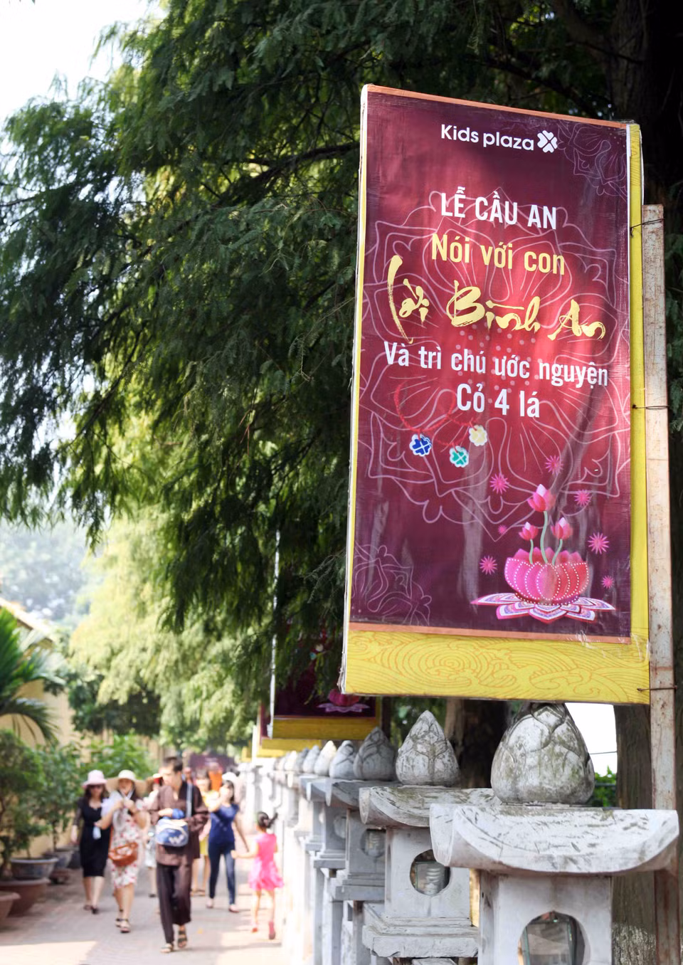Buổi lễ cầu an sẽ là những lời chỉ dạy từ bi và trí tuệ về đạo làm con, phương pháp nuôi con từ trong bụng mẹ theo tinh thần của đạo Phật. (Ảnh: Doãn Đức/Vietnam+)