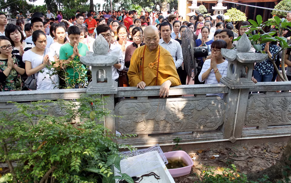 Hòa thượng Thích Thanh Nhã chủ trì thực hiện lễ phóng sinh. (Ảnh: Doãn Đức/Vietnam+)