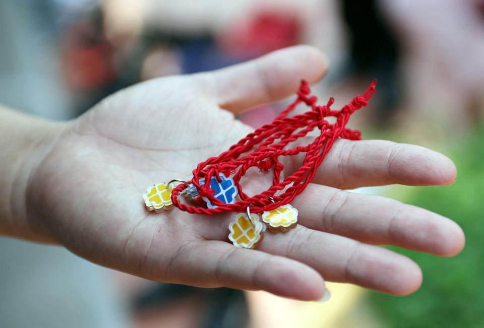 Cỏ 4 lá được coi là biểu trưng của tình yêu thương, sự may mắn, niềm tin trong cuộc sống và hi vọng vào tương lai. Theo truyền thuyết, những ai có được cỏ 4 lá sẽ vô cùng may mắn, luôn được bao bọc, chở che và hạnh phúc. (Ảnh: Doãn Đức/Vietnam+)