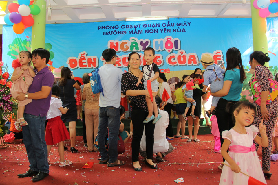 Các vị phụ huynh đều rất hài lòng với công tác tổ chức trong buổi lễ khai giảng năm nay. (Ảnh: Tiến Đạt/Vietnam+)