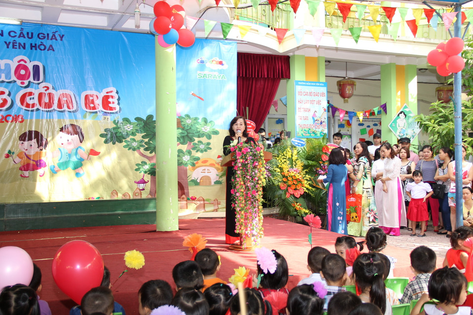 Cô hiệu trưởng đọc thư của chủ tịch nước, cô cho biết đây là năm đầu tiên trường mầm non Yên Hòa tiến hành nghi thức này. (Ảnh: Tiến Đạt/Vietnam+)