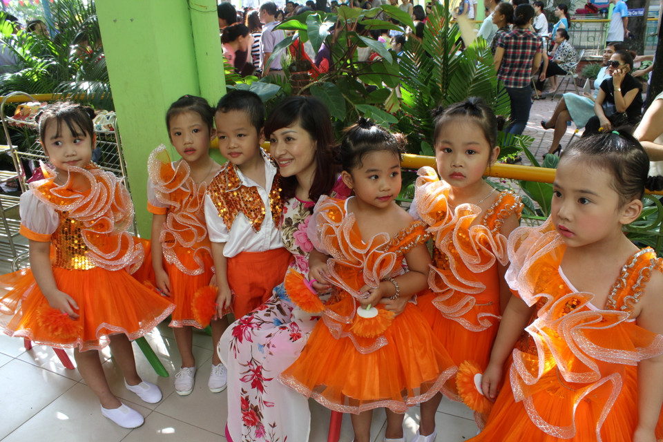 Cô trò tranh thủ ghi lại khoảng khắc hậu trường trước khi lên sân khấu. (Ảnh: Tiến Đạt/Vietnam+)