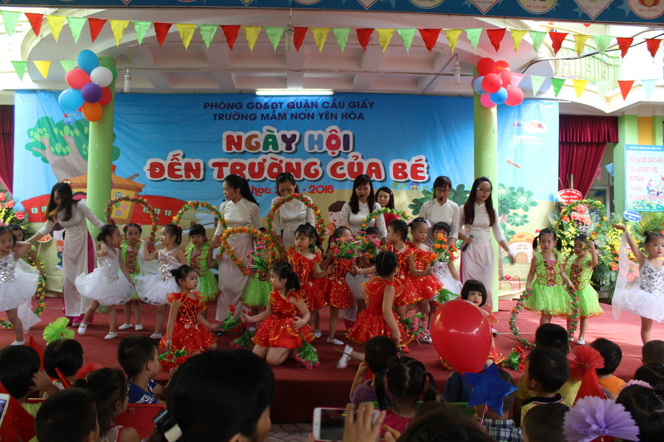 Các em nhỏ có phần trình diễn hết sức tự tin và ăn ý trên sân khấu. (Ảnh: Tiến Đạt/Vietnam+)