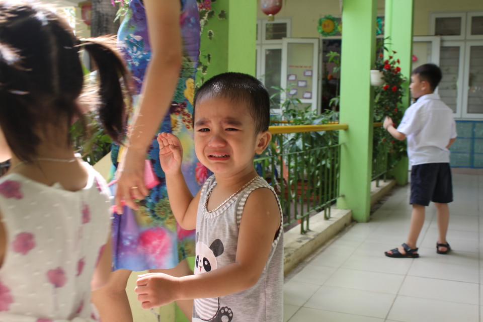 Em bé này tỏ ra rất tiếc nuối khi buổi lễ kết thúc. (Ảnh: Tiến Đạt/Vietnam+)