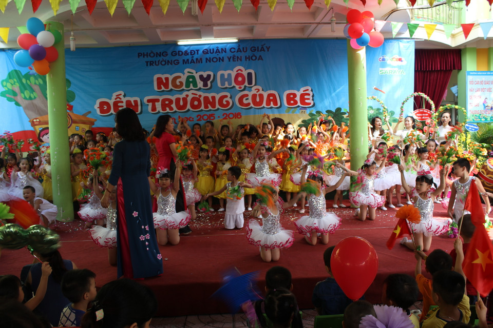 Buổi khai giảng đầy sôi động khép lại với sự xuất hiện của tất cả các thành viên trong ban văn nghệ với ca khúc 'Trái đất này là của chúng mình.' (Ảnh: Tiến Đạt/Vietnam+)