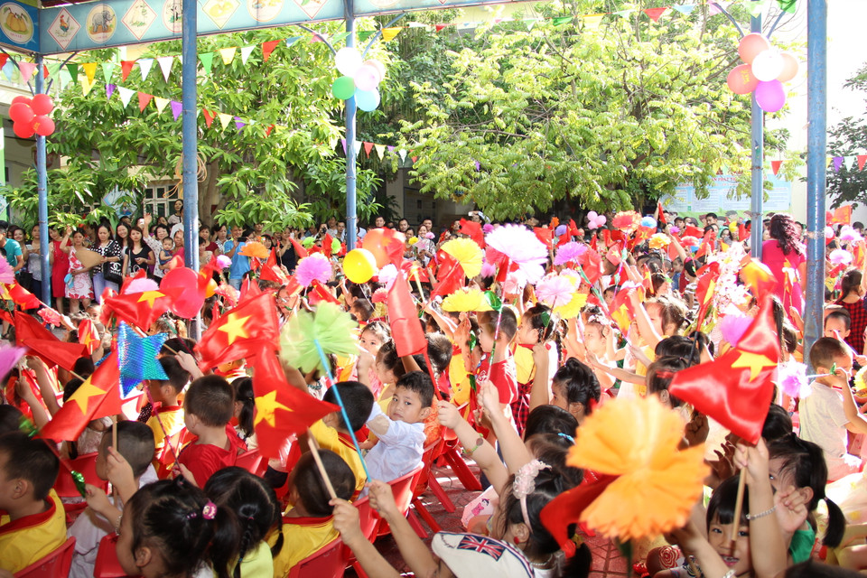 Sân trường đã không còn một chỗ trống. (Ảnh: Tiến Đạt/Vietnam+)